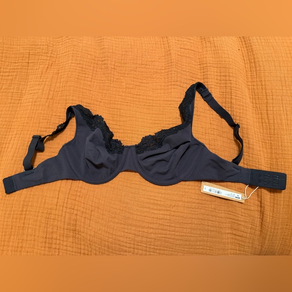 SKIMS Black Lace Trim Bra - Picture 4 of 5